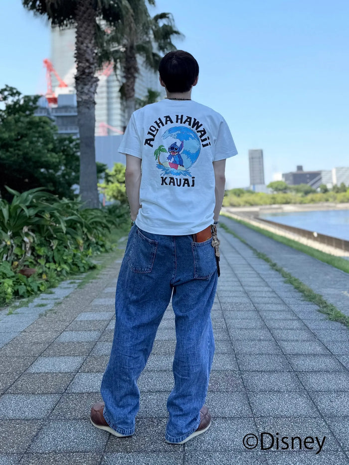 スティッチがサーフィンしているデザイン