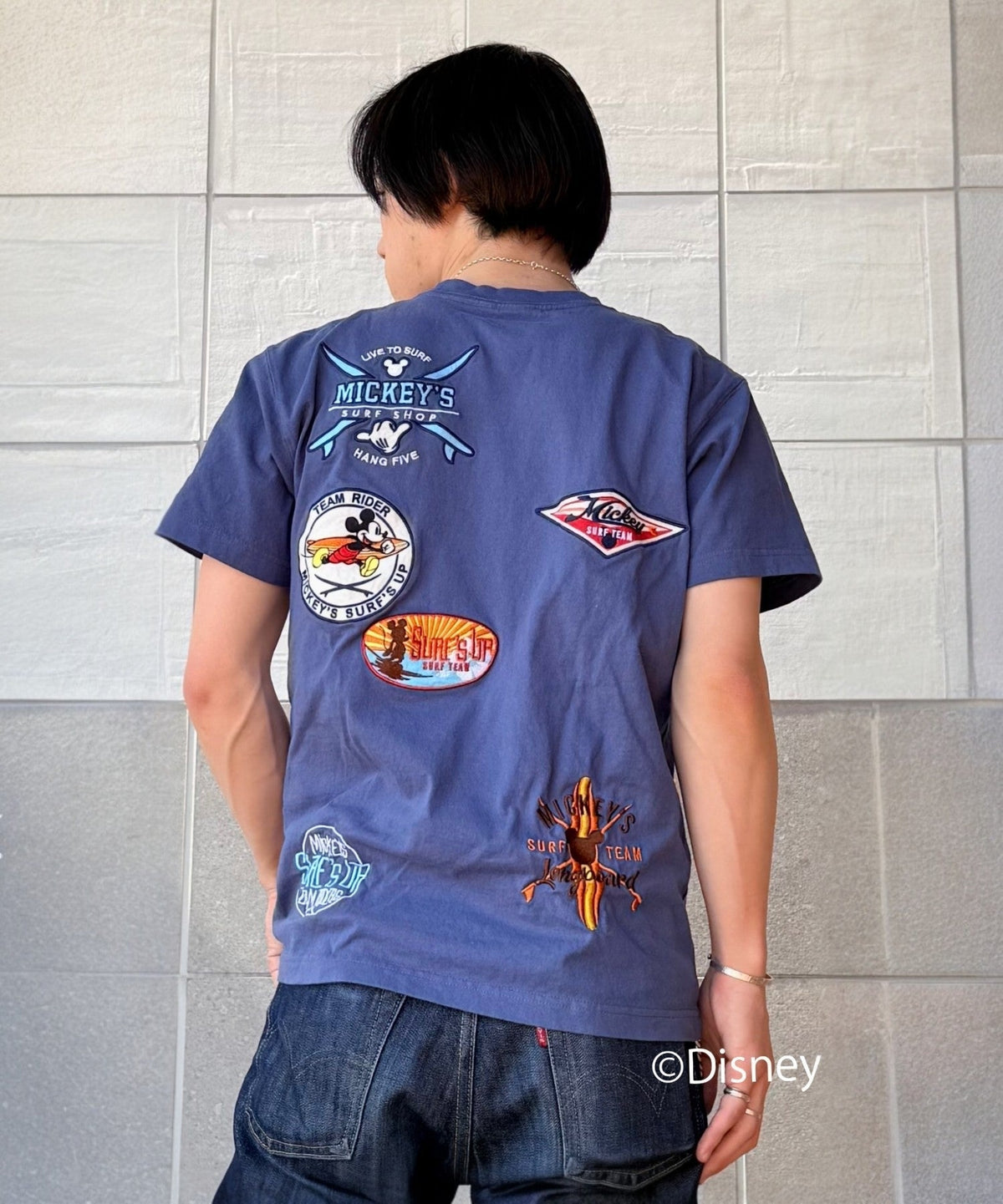 刺繍ワッペンが散りばめられた