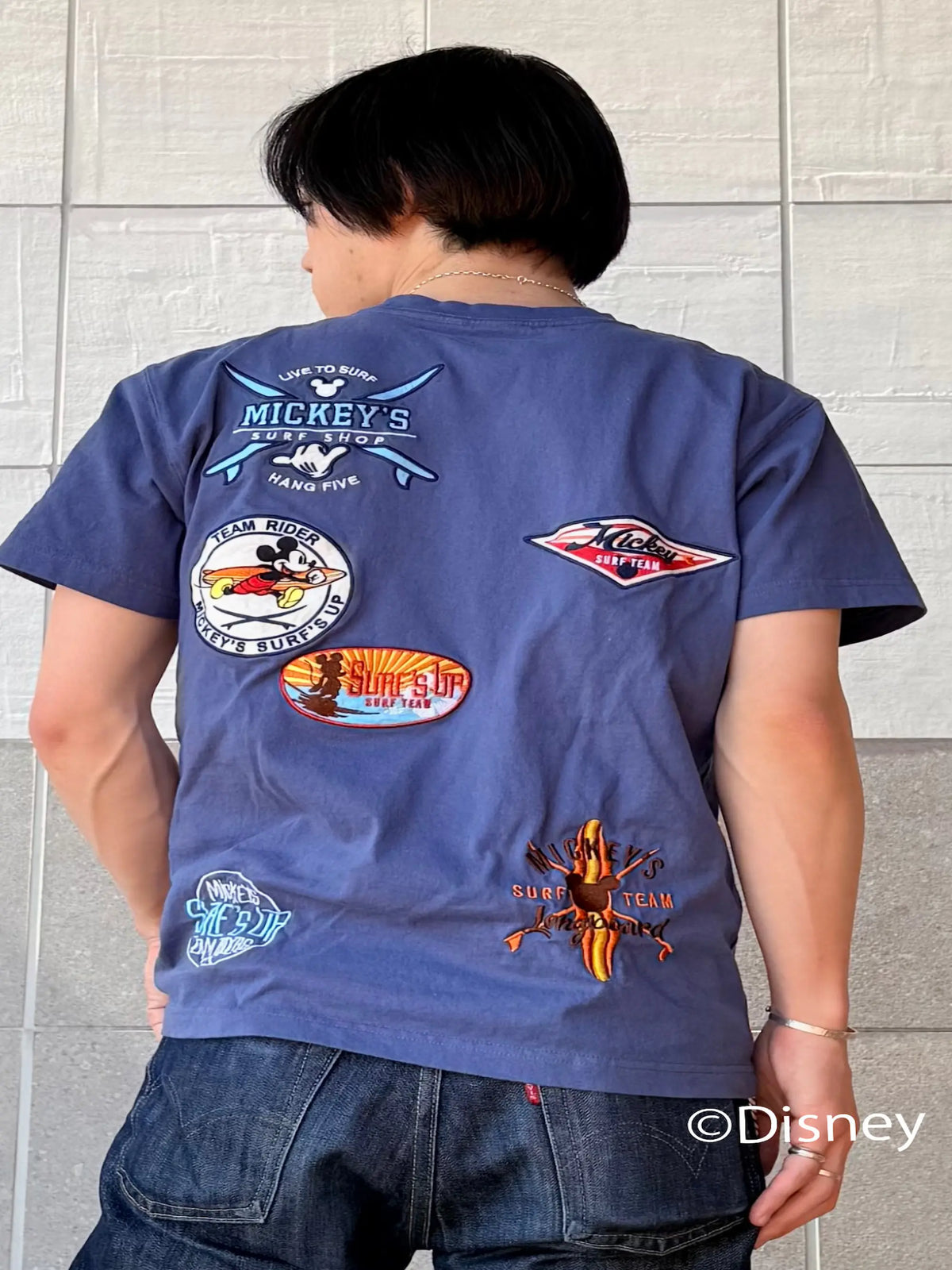 刺繍ワッペンが散りばめられた