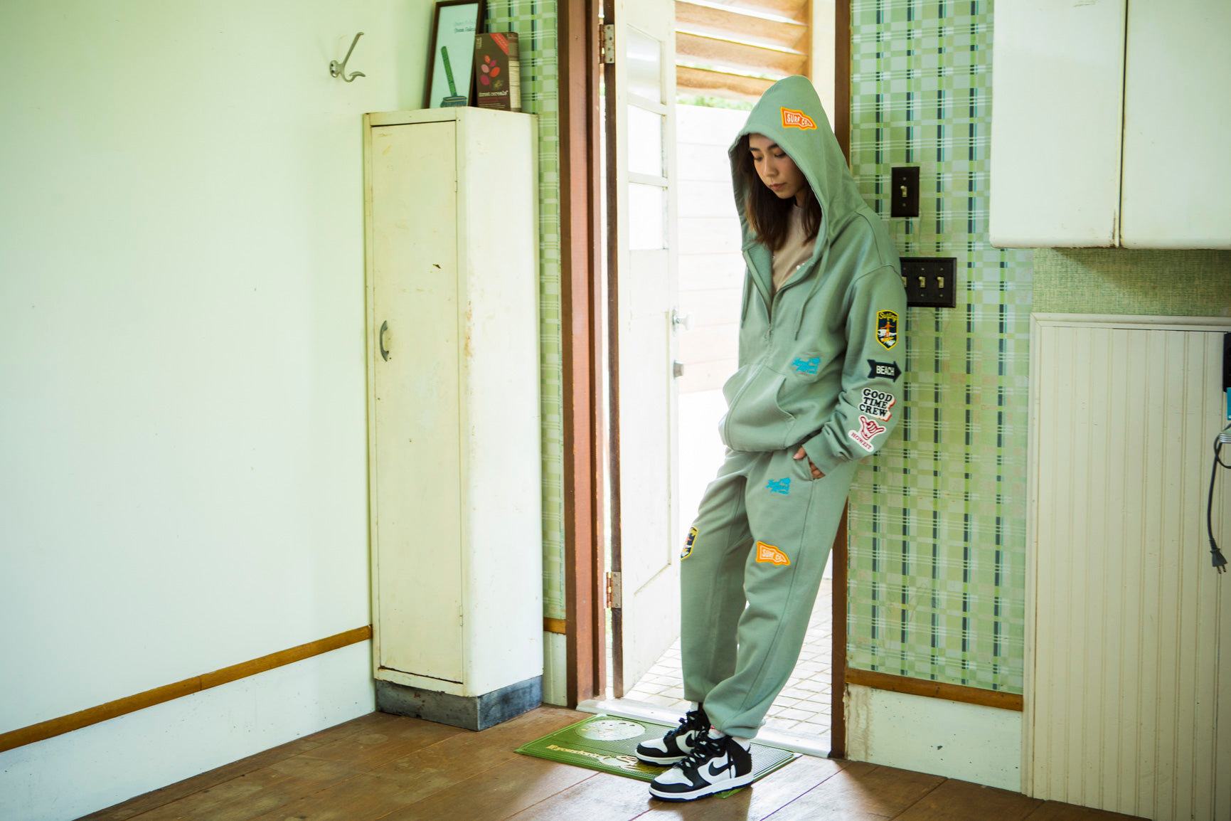 EMBLEM PATCH ZIP HOODIE