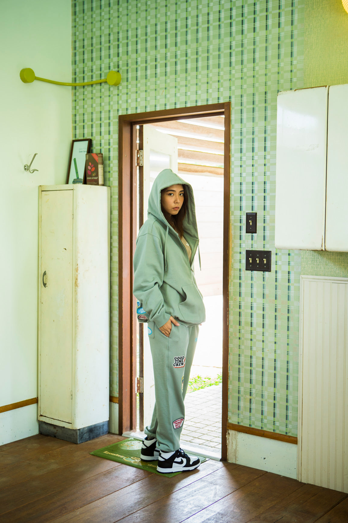 EMBLEM PATCH ZIP HOODIE