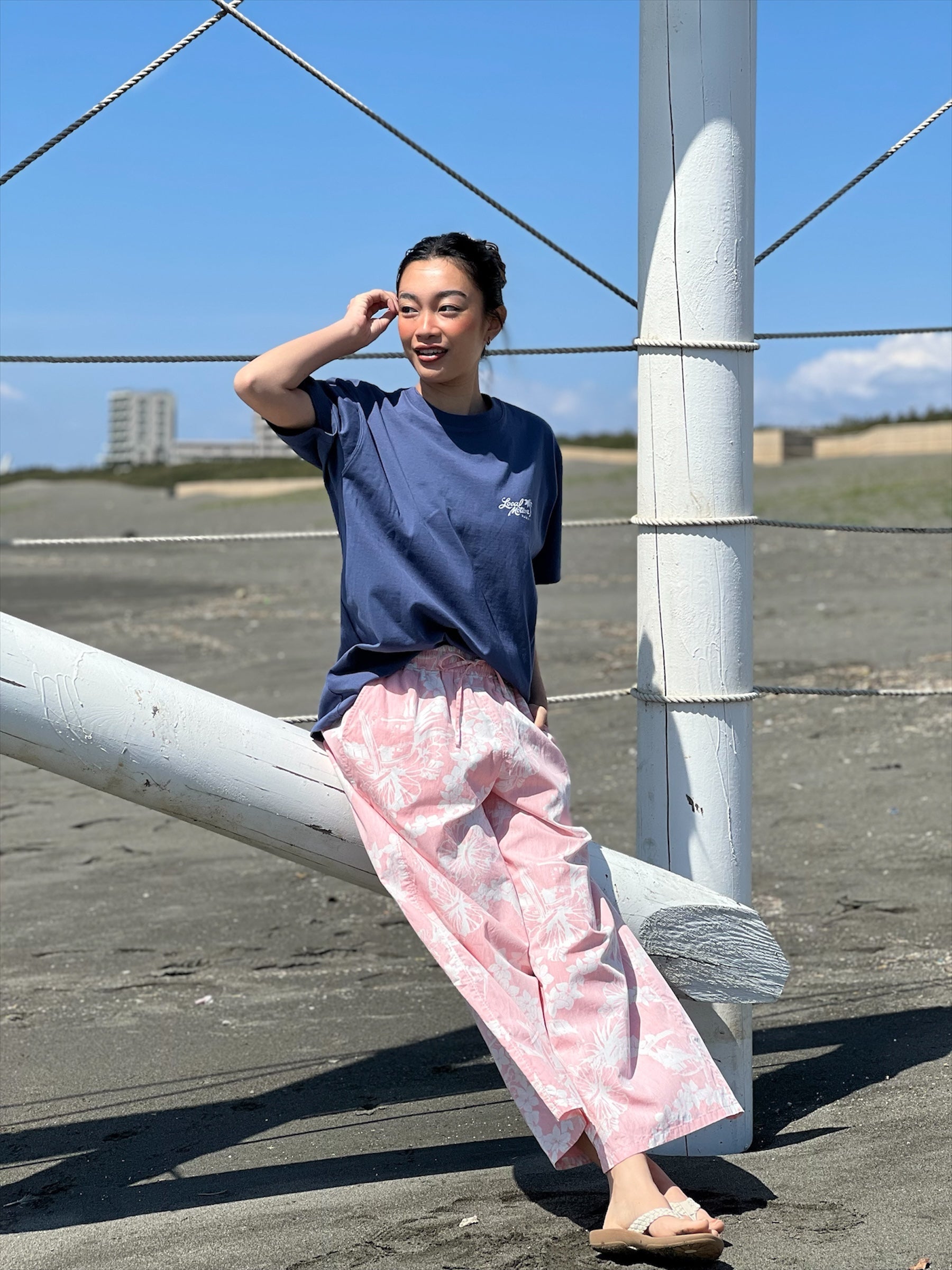 スティッチアーチプリントTシャツ - NVY