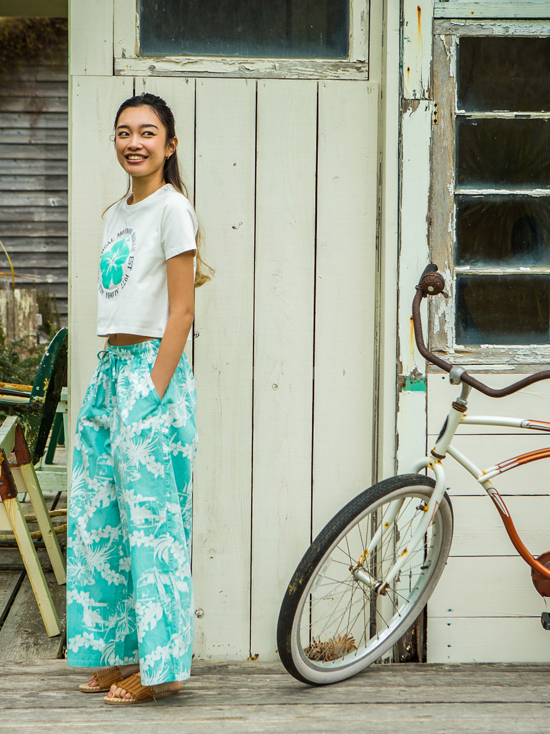 ハイビスカスサークルステッチTシャツ - WHT