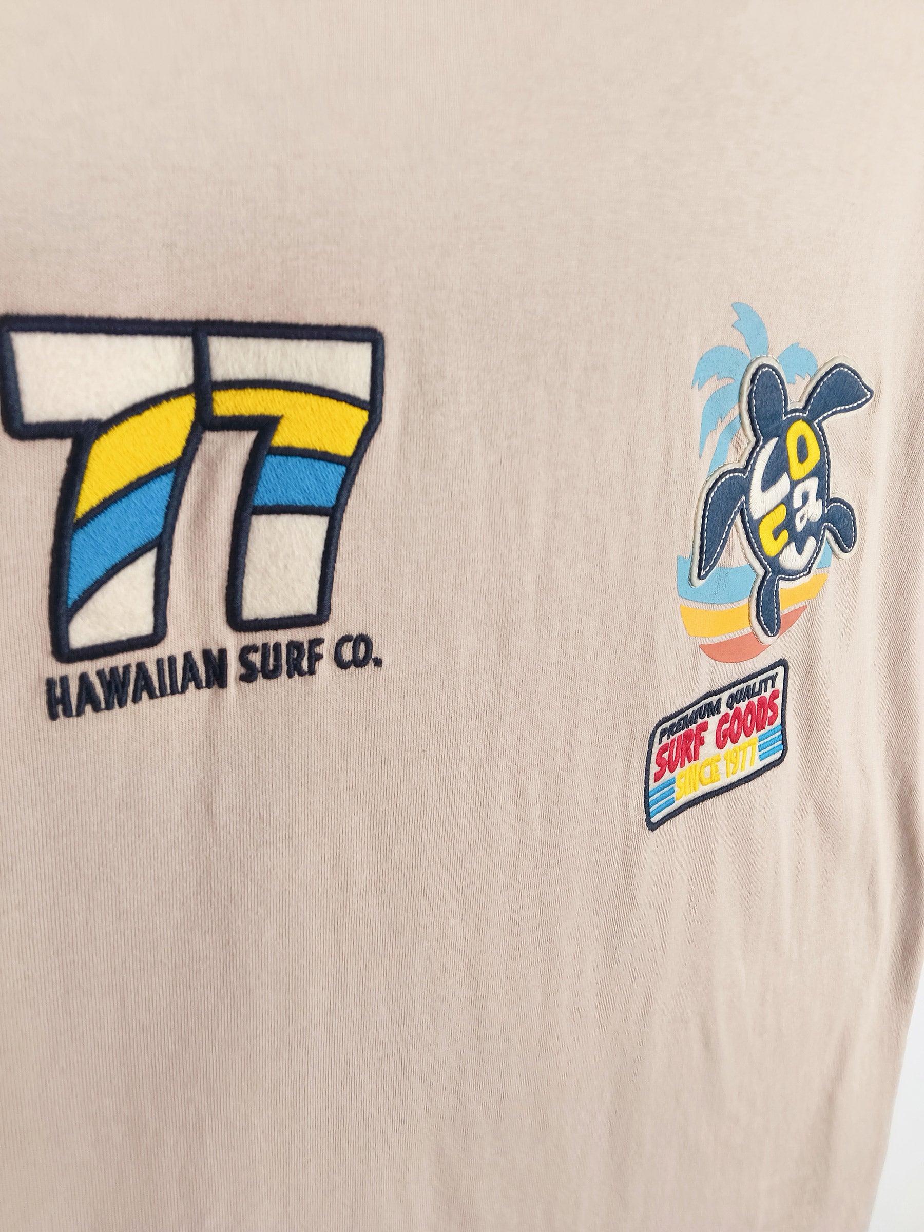 ホヌ柄切リ貼リワッペンTシャツ