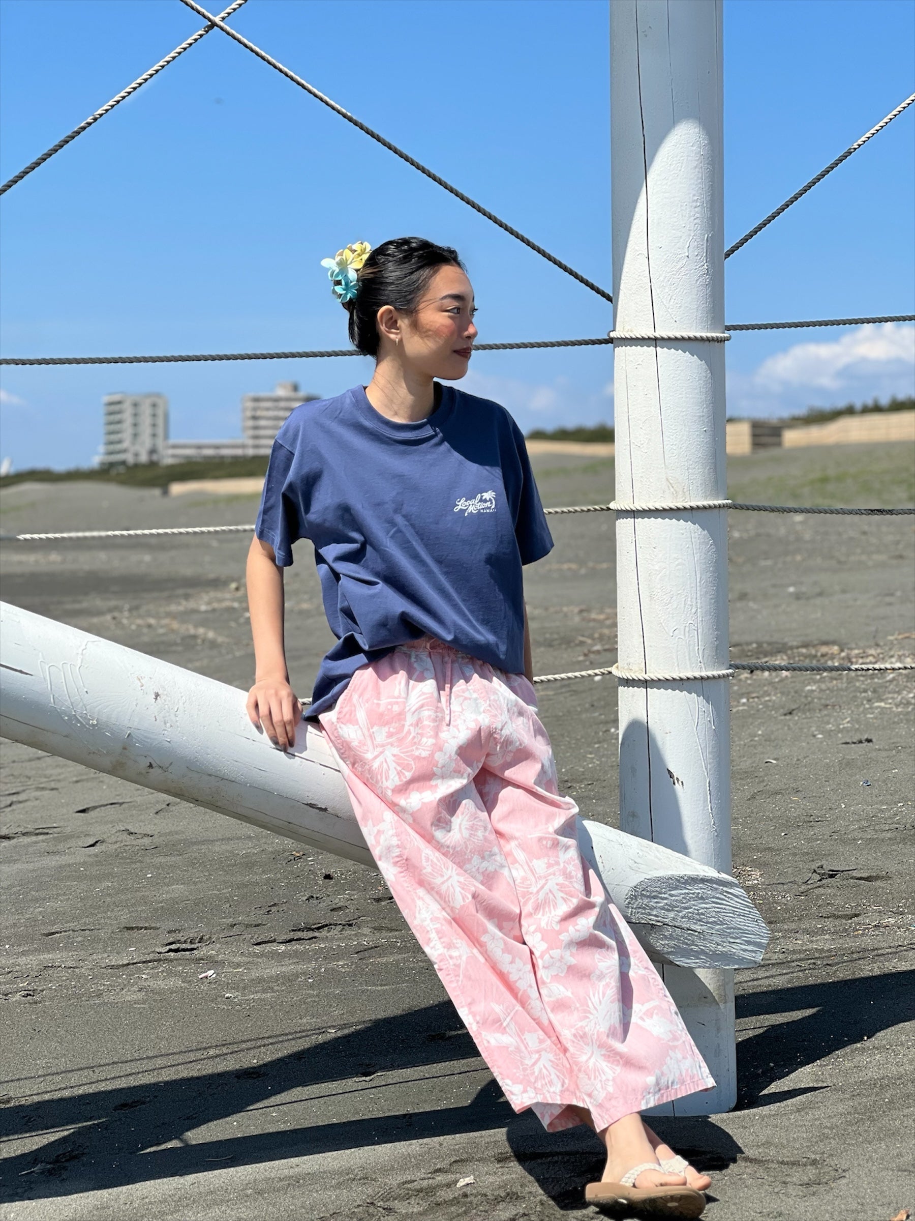 スティッチアーチプリントTシャツ - NVY