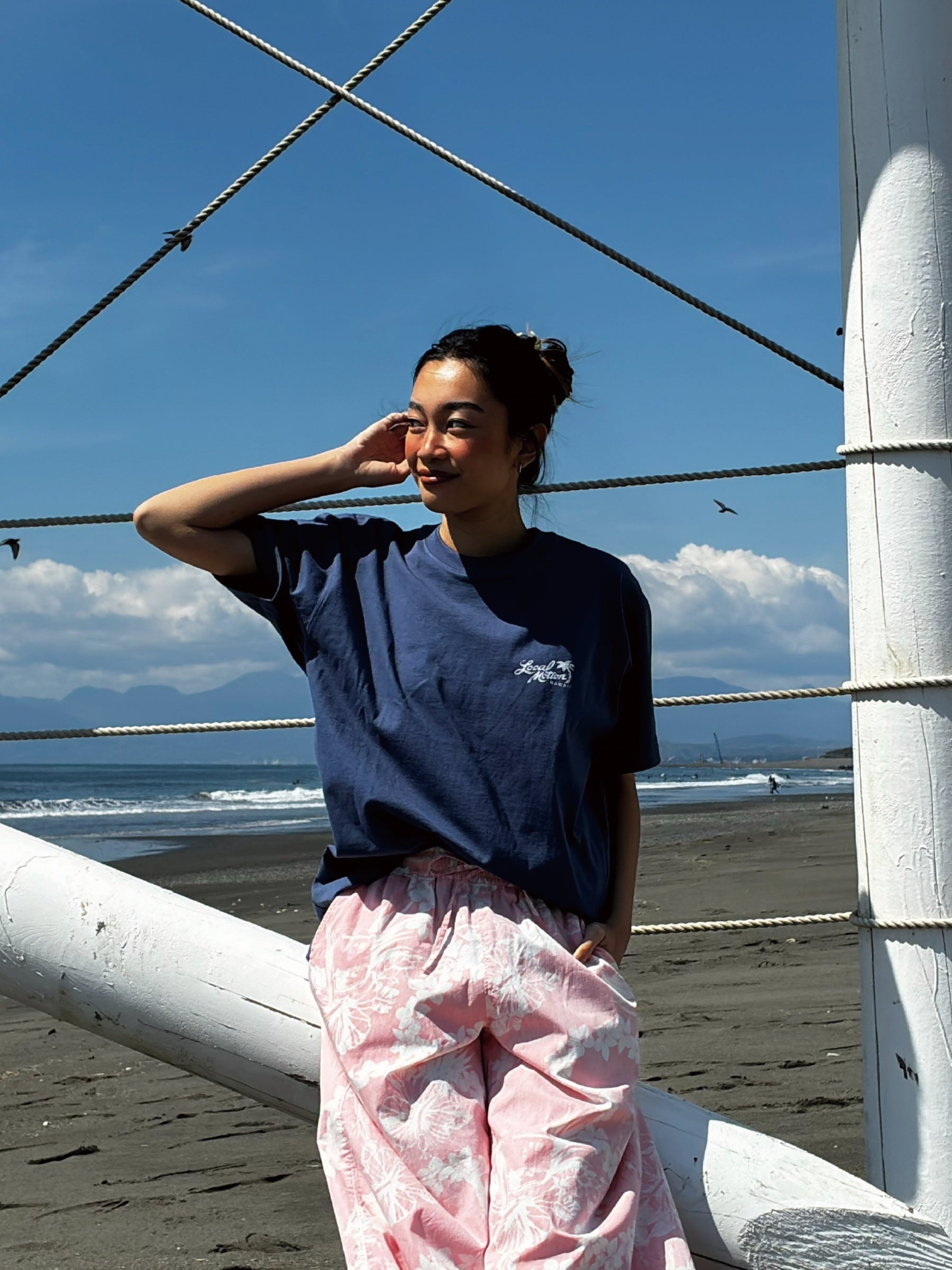 スティッチアーチプリントTシャツ - NVY